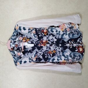 04096 Express blue paisley and cream tabbed sleeve blouse M NWT